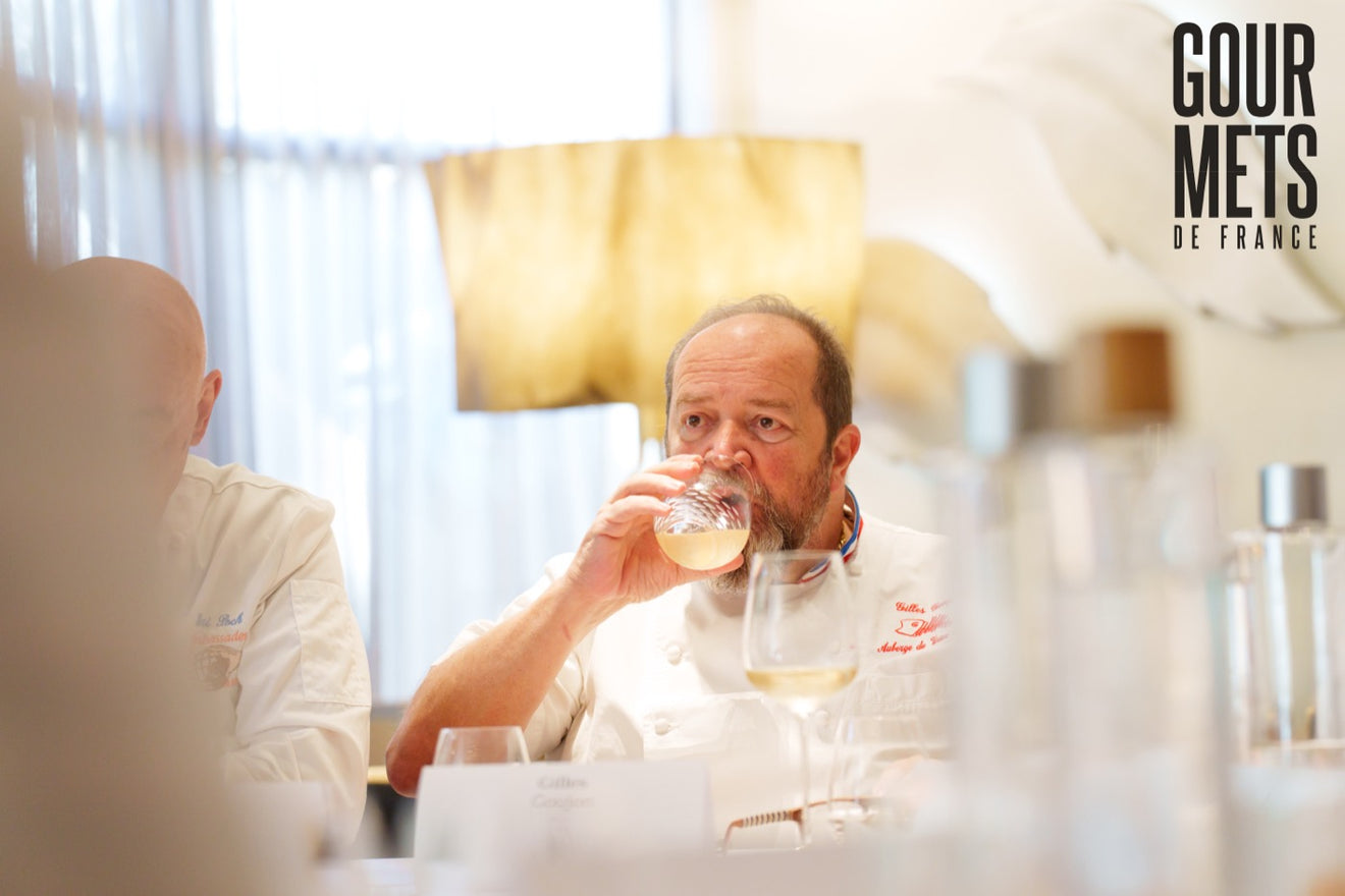 Gilles Goujon, chef de l'Auberge du Vieux Puits, goûte un cordial lors de la session de dégustation Gourmets de France